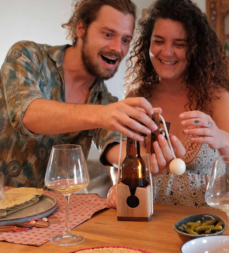 Casse-tête bouteille de bière petit modèle en bois Jeux Faugère, un couple s'amuse à le résoudre à table – casse-tête adulte, idée cadeau apéro
