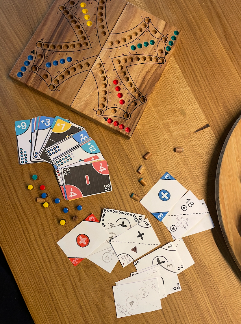 Plateau de jeu de Tock six joueurs en bois, cartes du jeu étalées à côté