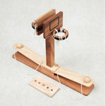 Jeu en bois Le Double Basket avec paniers et cordelettes.