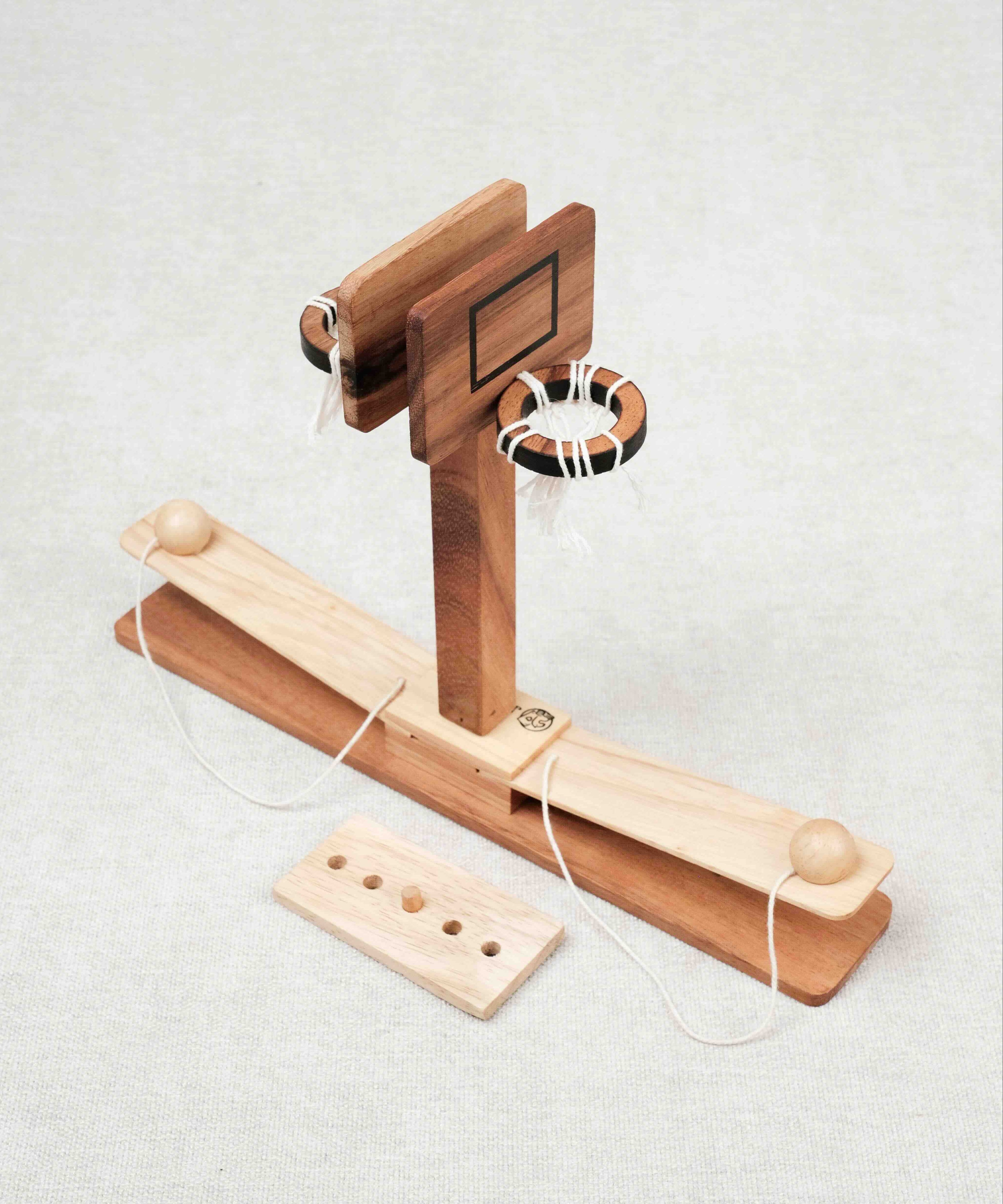 Jeu en bois Le Double Basket avec paniers et cordelettes.