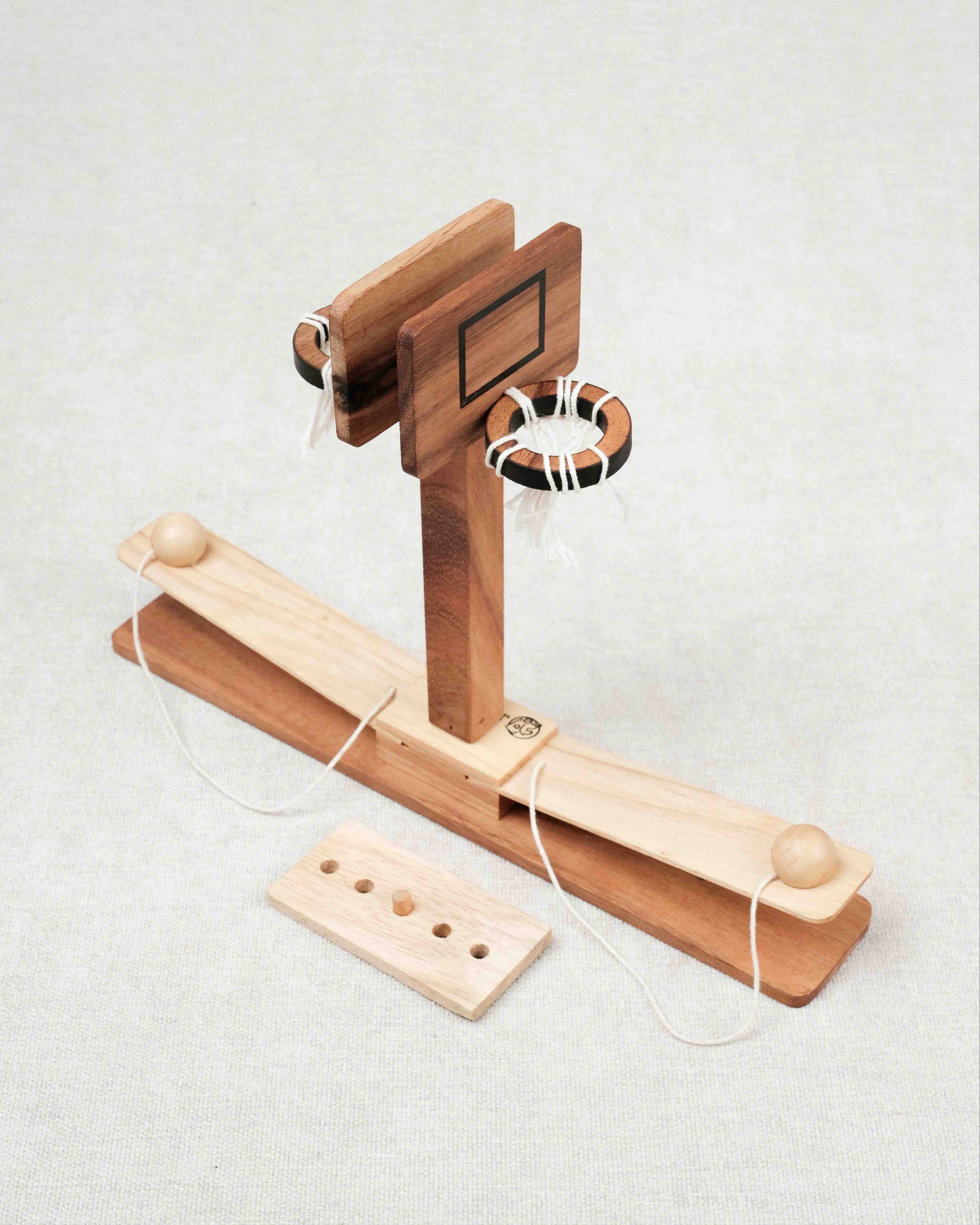Jeu en bois Le Double Basket avec paniers et cordelettes.