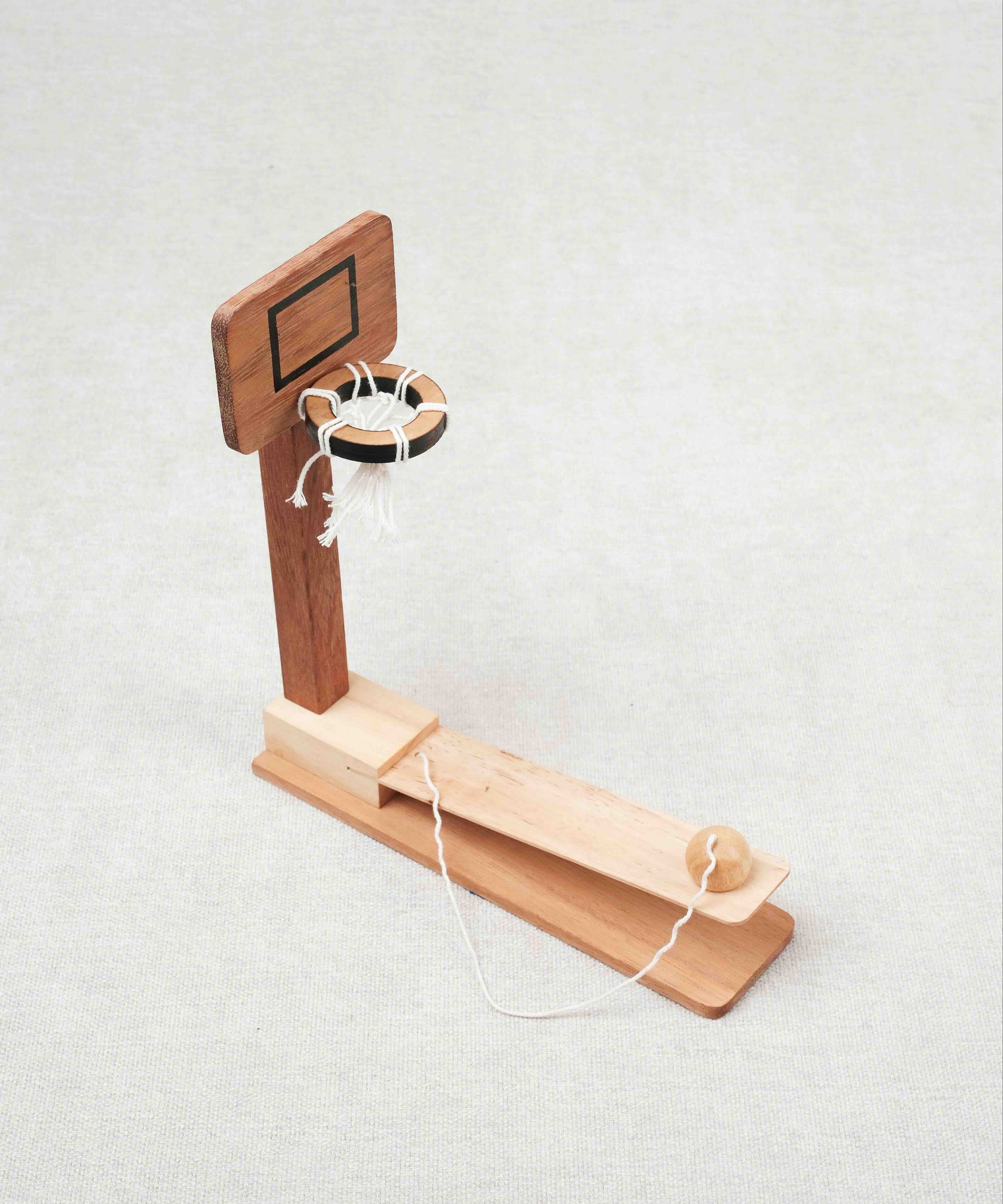 Vue latérale du jeu avec la bille attachée par la ficelle