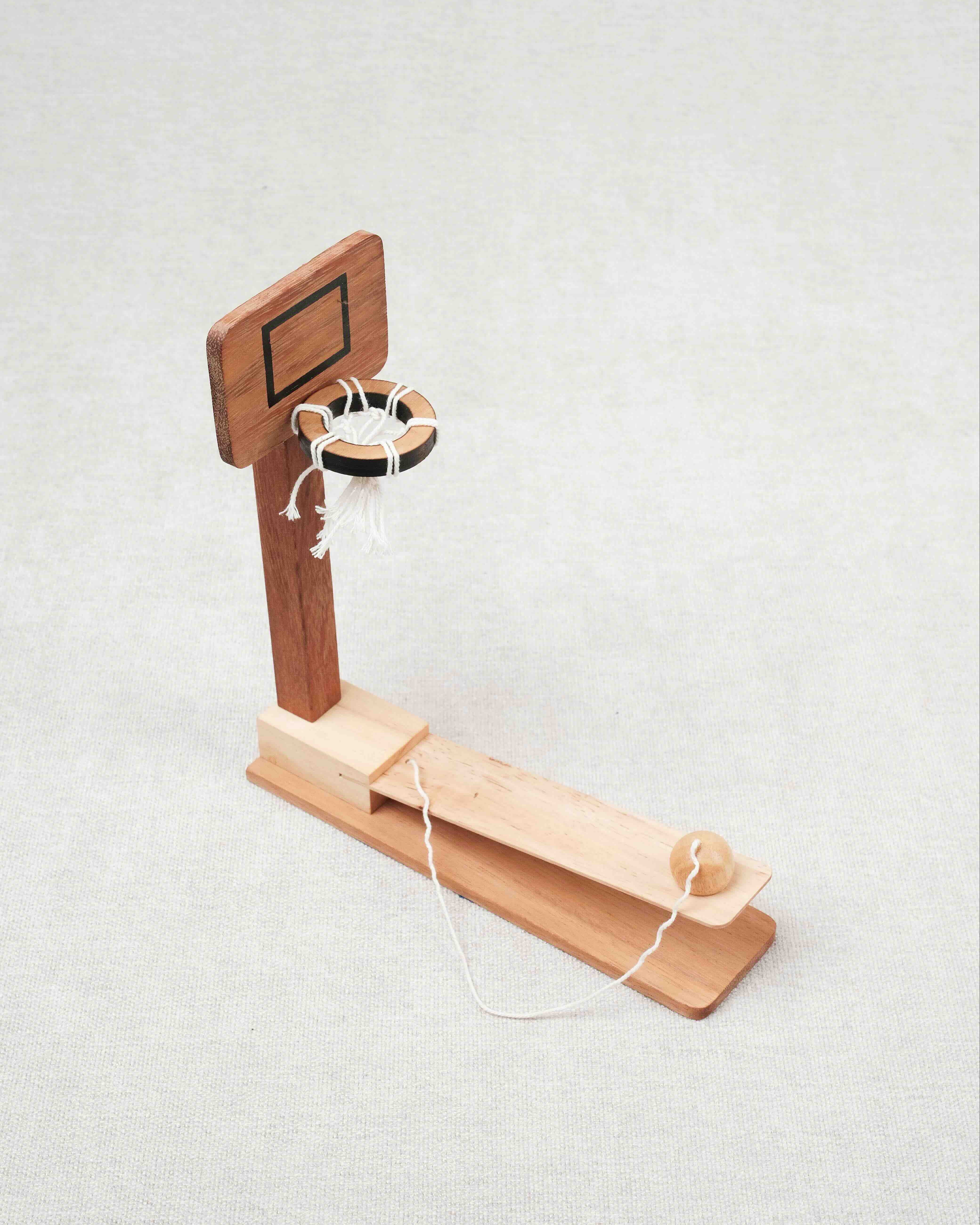 Vue latérale du jeu avec la bille attachée par la ficelle