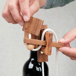 mains manipulant le casse-tête bouteille de vin en bois – Jeux Faugère
