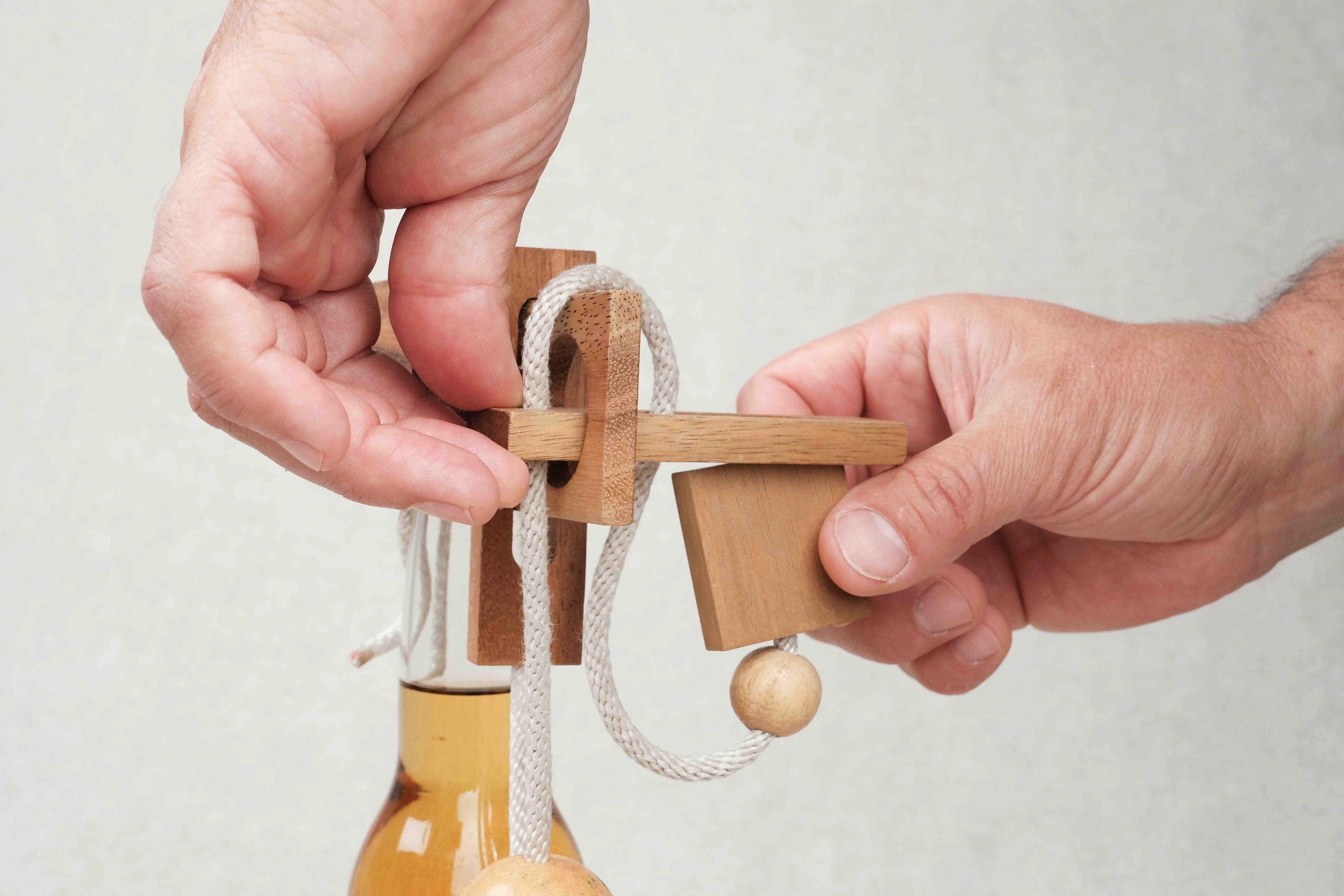 Détails du casse-tête bouteille bière avec ficelles – Jeux Faugère