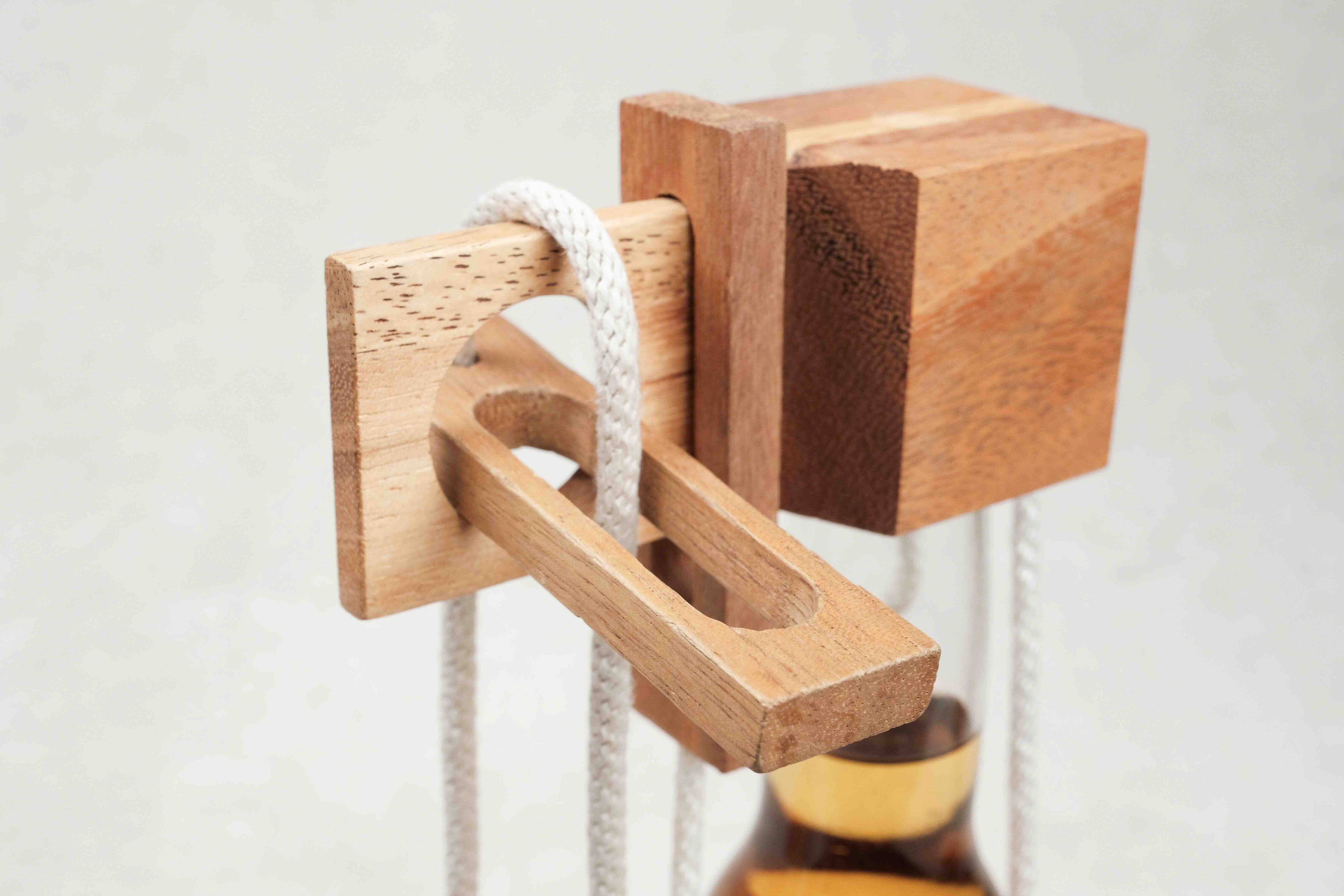 Mécanisme en bois du casse-tête bouteille bière – Jeux Faugère