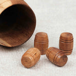 Gros plan sur les mini tonneaux en bois sortis du baril.