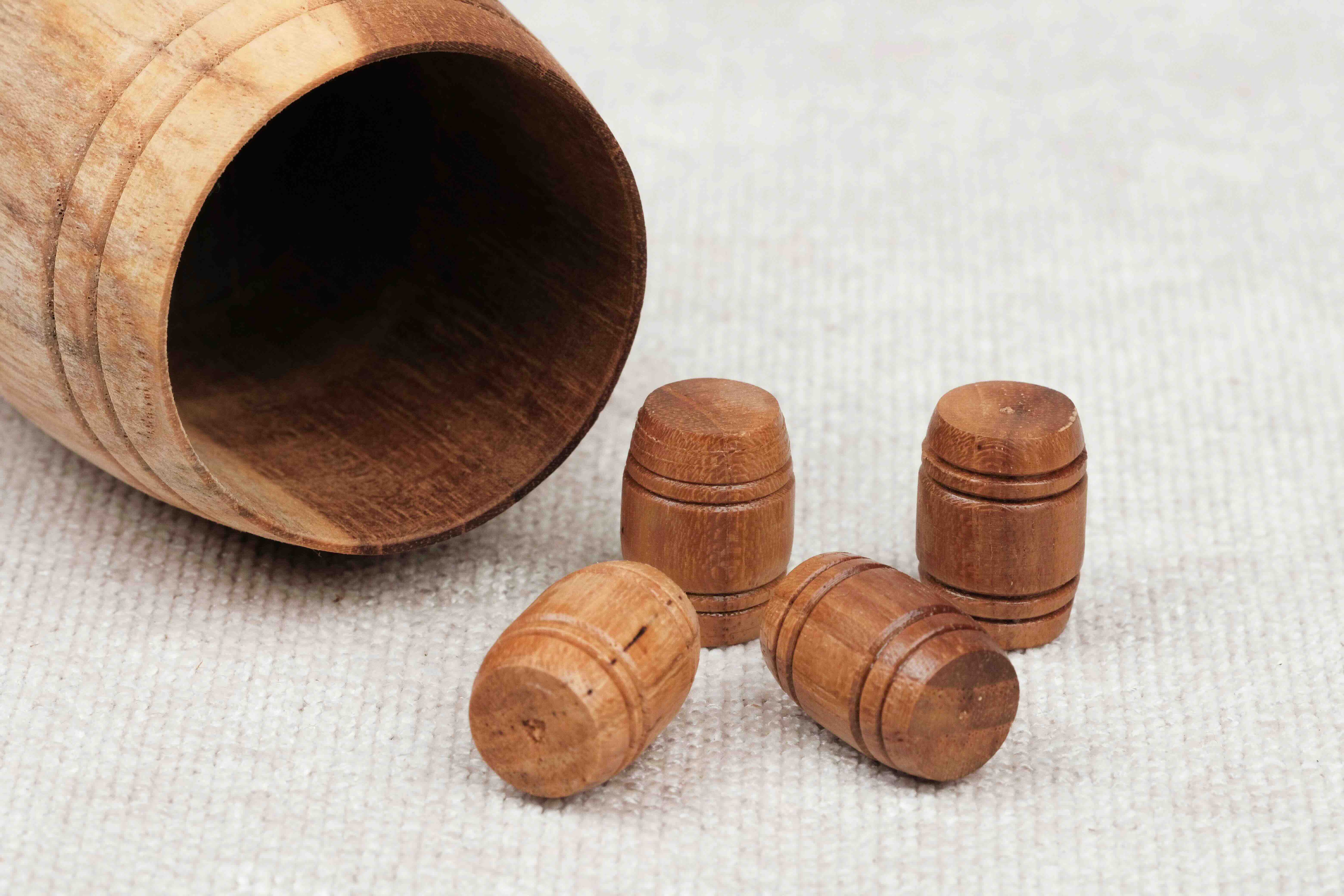 Gros plan sur les mini tonneaux en bois sortis du baril.