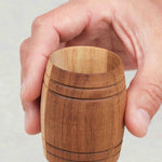 Joueur insérant un petit tonneau dans le grand baril.