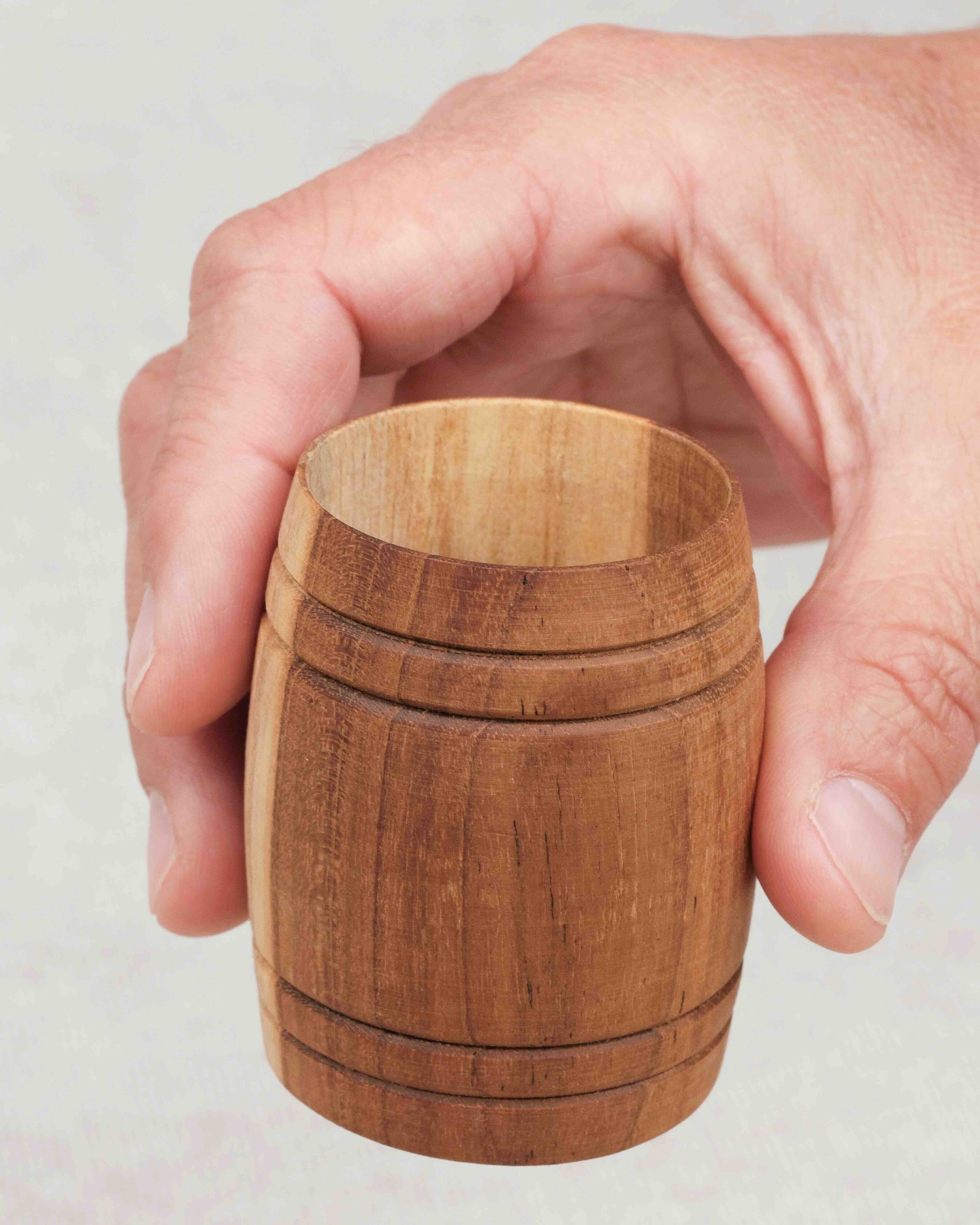 Joueur insérant un petit tonneau dans le grand baril.