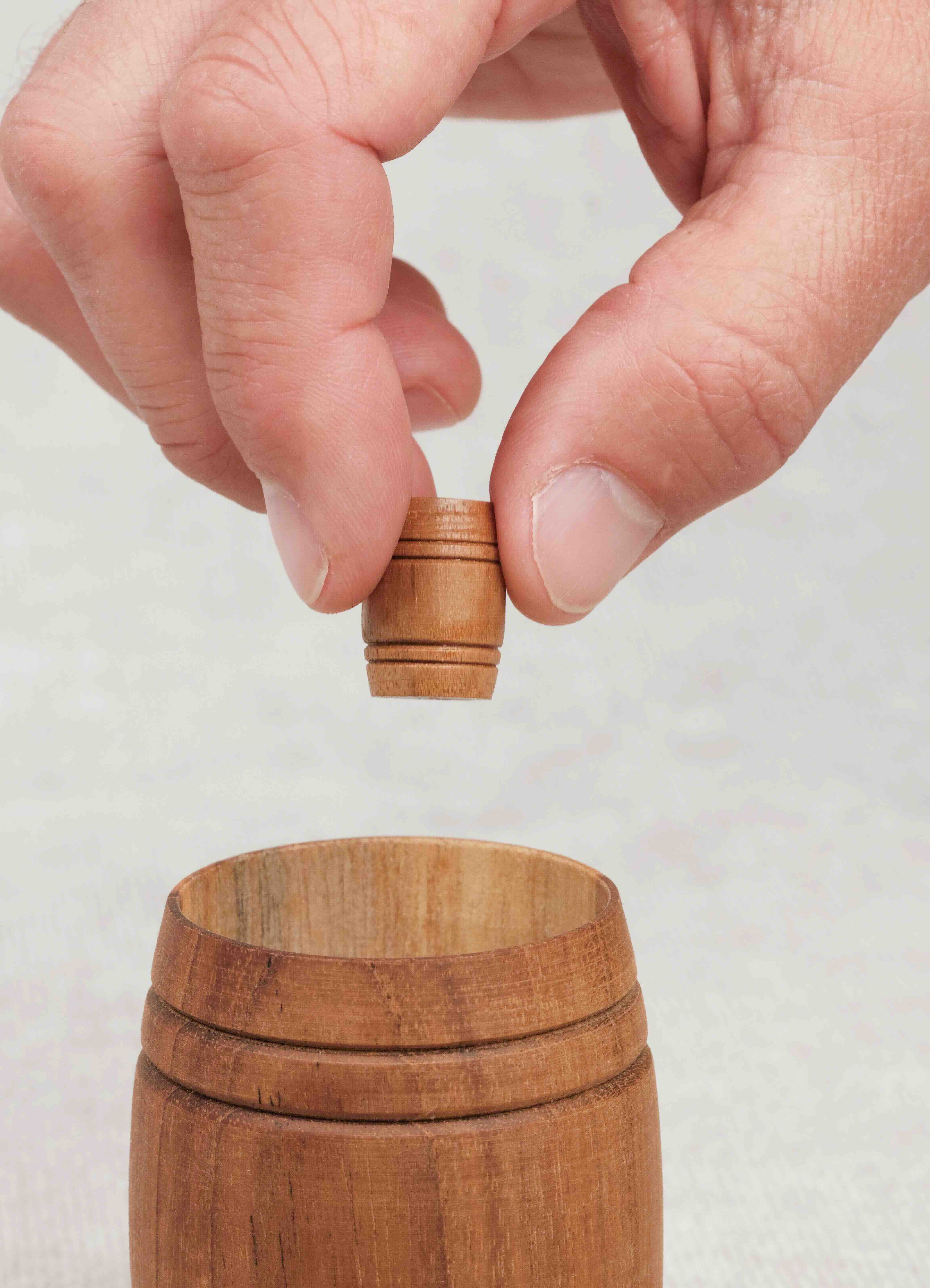 Démonstration du jeu d’adresse avec le Tonneau de Bacchus en bois.