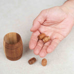 Démonstration du des pions tonneaux du jeu d’adresse avec le Tonneau de Bacchus en bois.