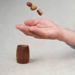 Main lançant les petits tonneaux dans le grand Tonneau de Bacchus.