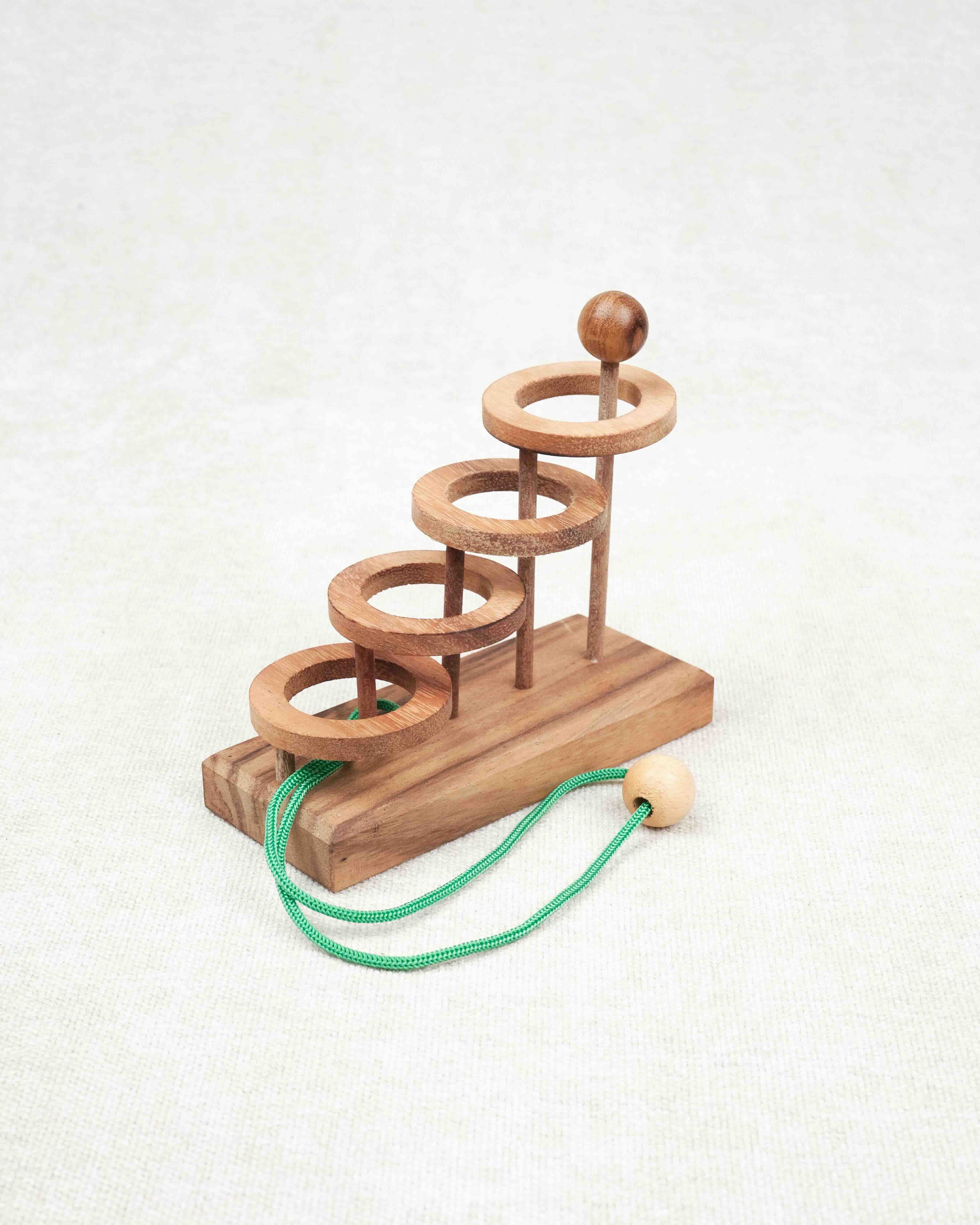 Casse-tête en bois La Clé Égyptienne avec anneaux et ficelle verte