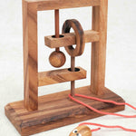 Structure en bois et anneau du casse-tête La souris et l’anneau – Jeux Faugère