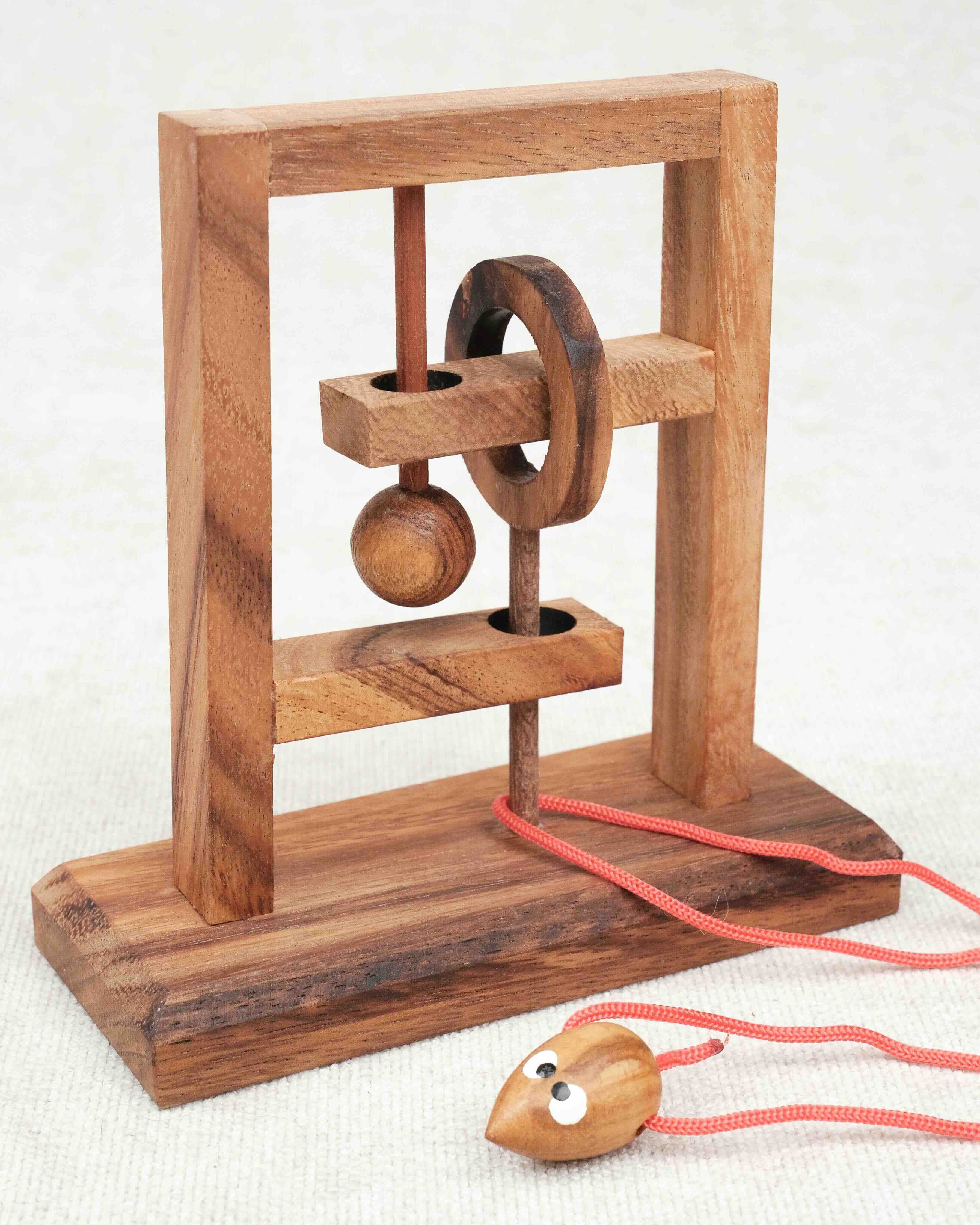 Structure en bois et anneau du casse-tête La souris et l’anneau – Jeux Faugère