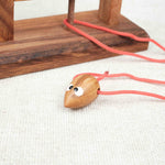 Gros plan sur la souris en bois avec ficelle rouge du casse-tête – Jeux Faugère