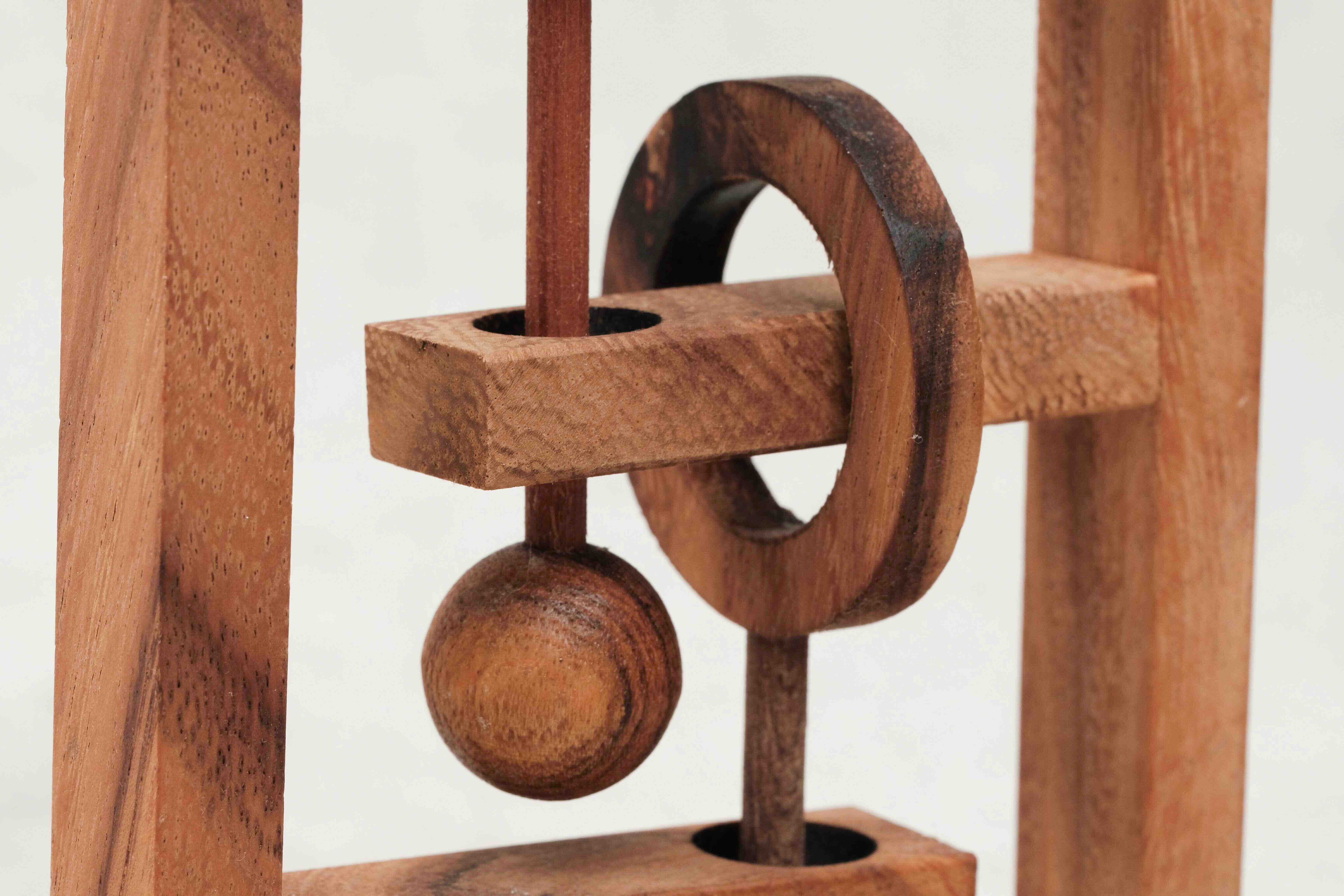 Vue détaillée du mécanisme ficelle et anneau en bois – Jeux Faugère