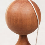 Vue rapprochée de la boule en bois avec ficelle