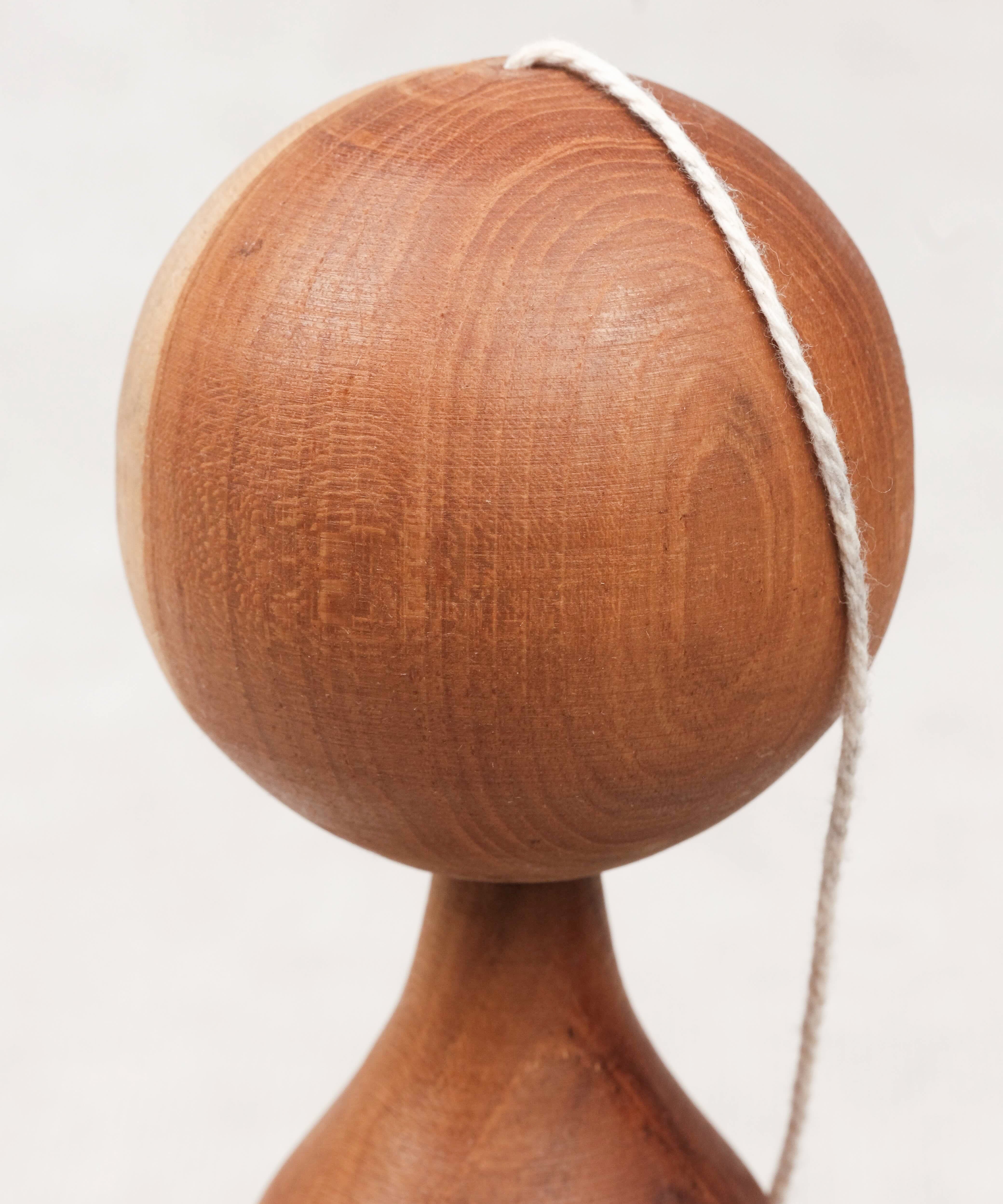 Vue rapprochée de la boule en bois avec ficelle