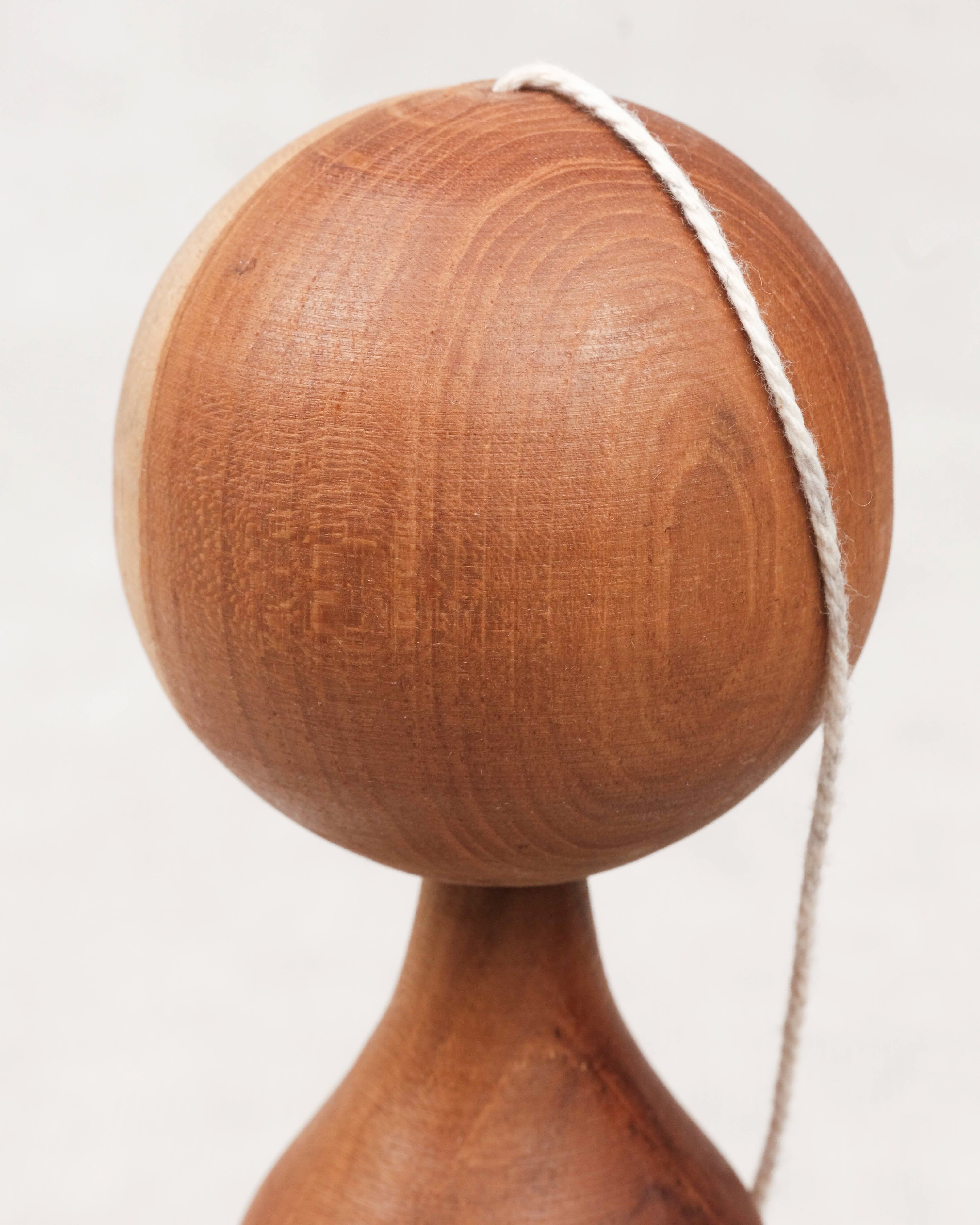 Vue rapprochée de la boule en bois avec ficelle