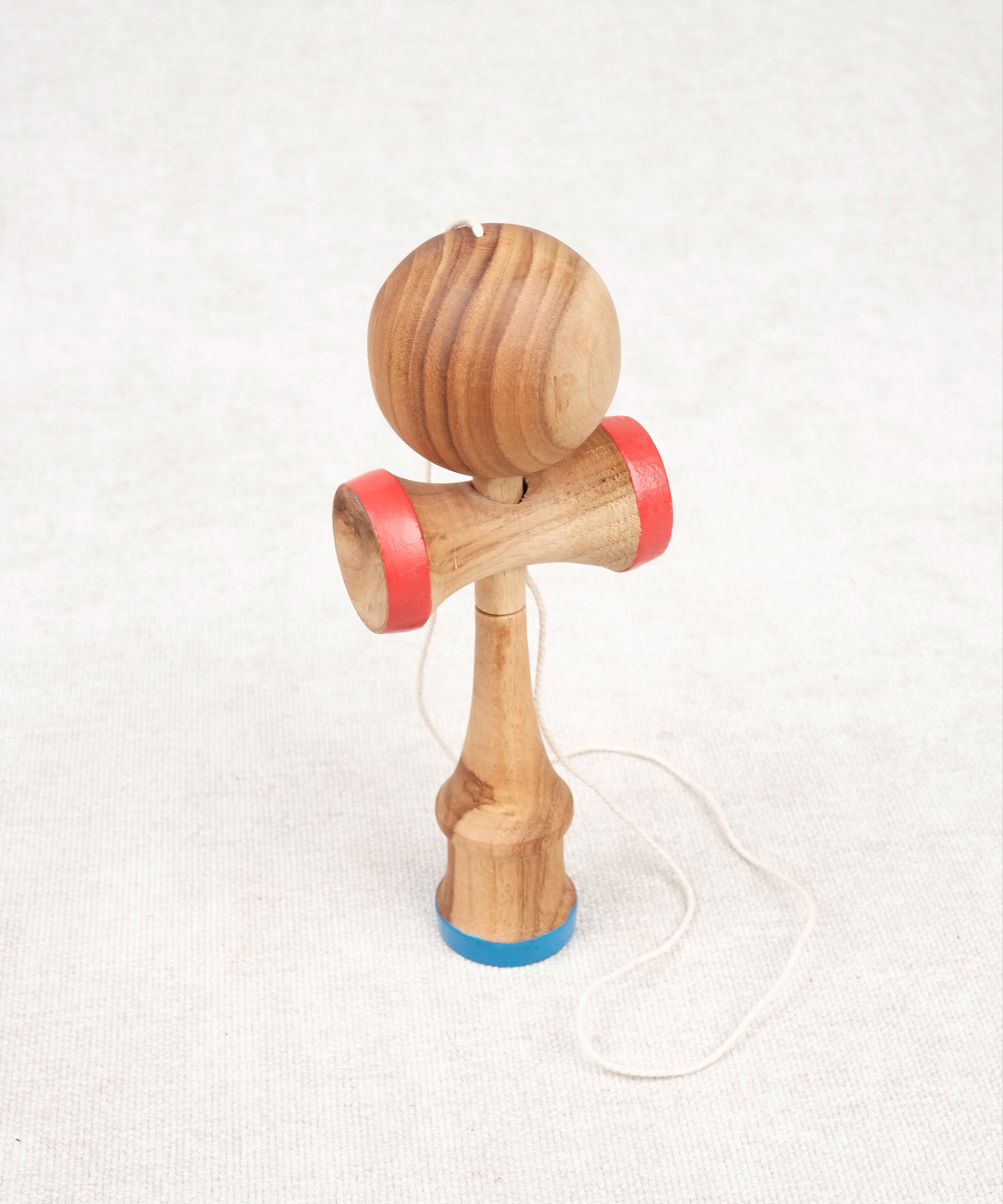 Kendama en bois naturel sur fond clair