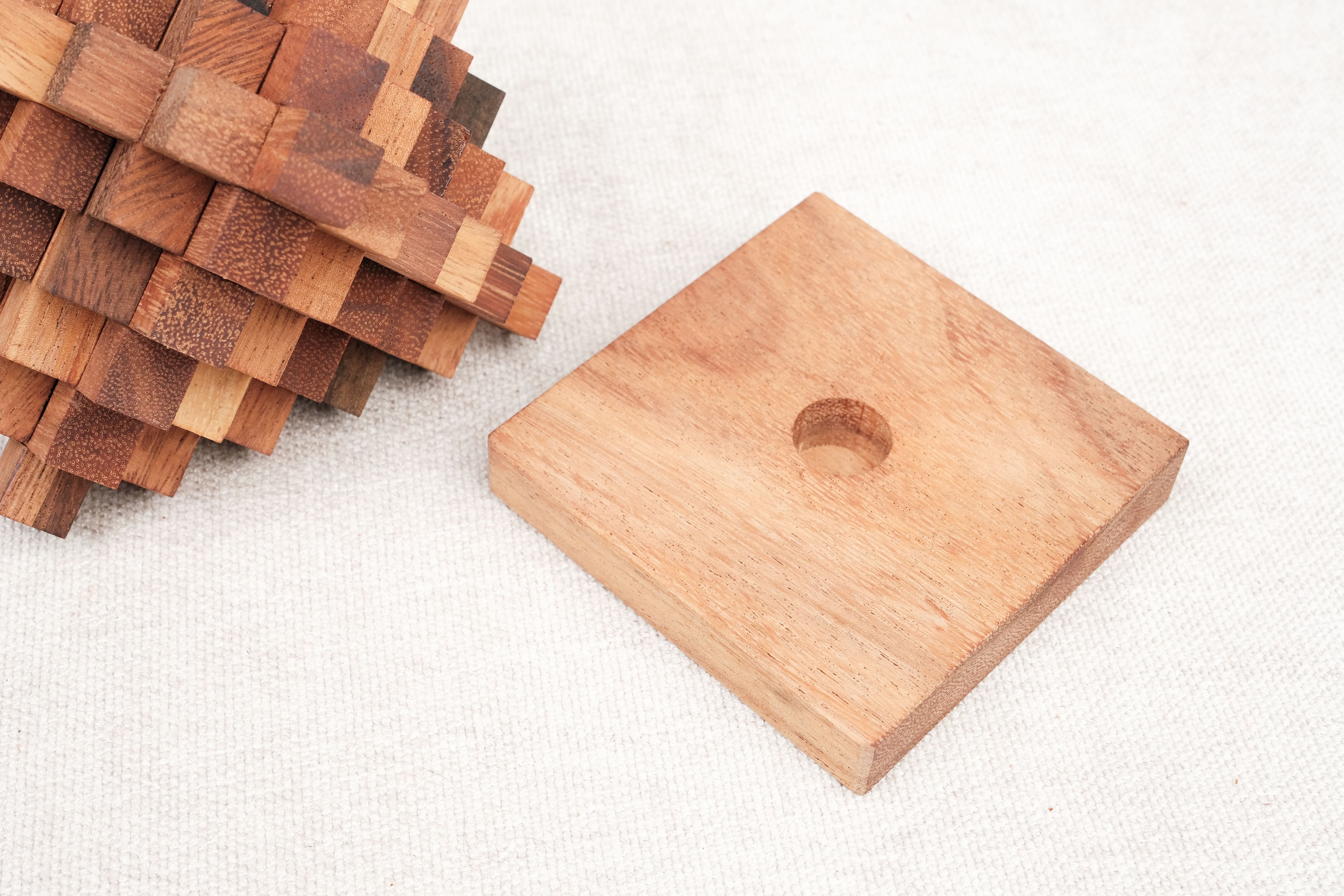 Casse-tête en bois Big Top socle en bois