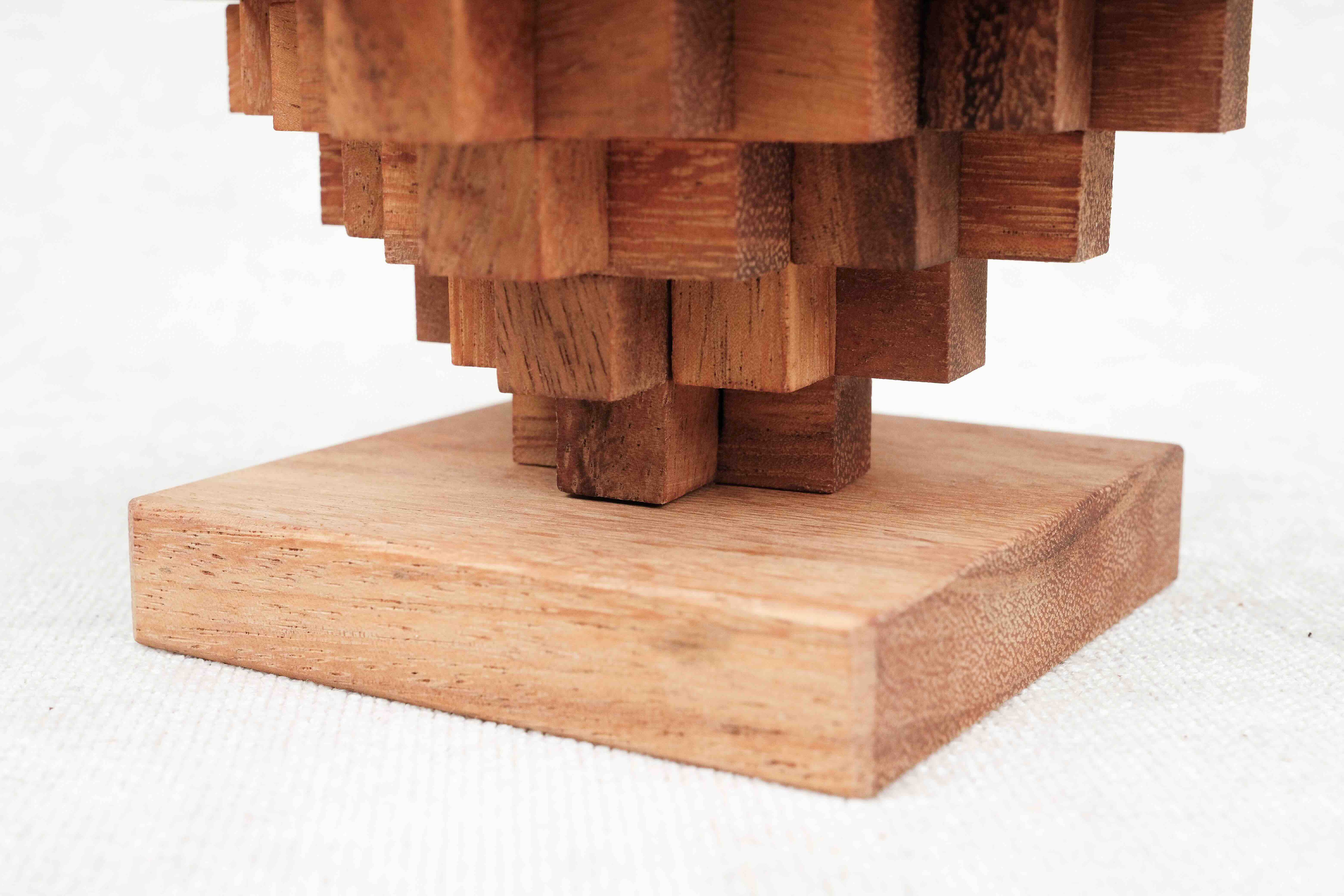 Casse-tête Big Top en bois – détail du socle et de la structure