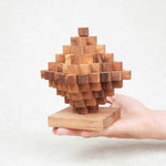 Casse-tête en bois Big Top tenu dans une main – puzzle éducatif niveau challenge suprême