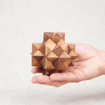 Casse-tête Antivirus M en bois, format compact, tenu dans la main.