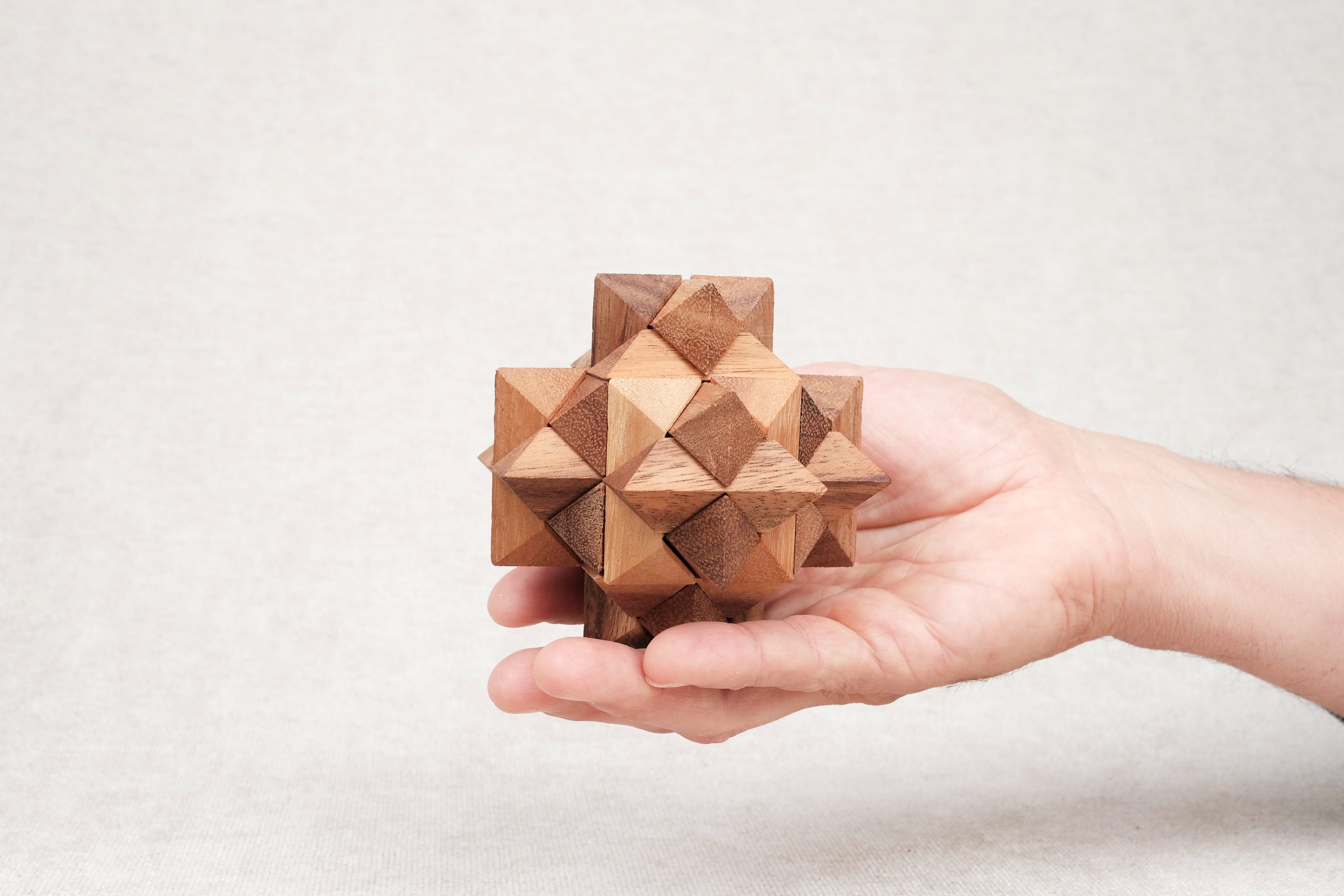 Casse-tête Antivirus M en bois, format compact, tenu dans la main.