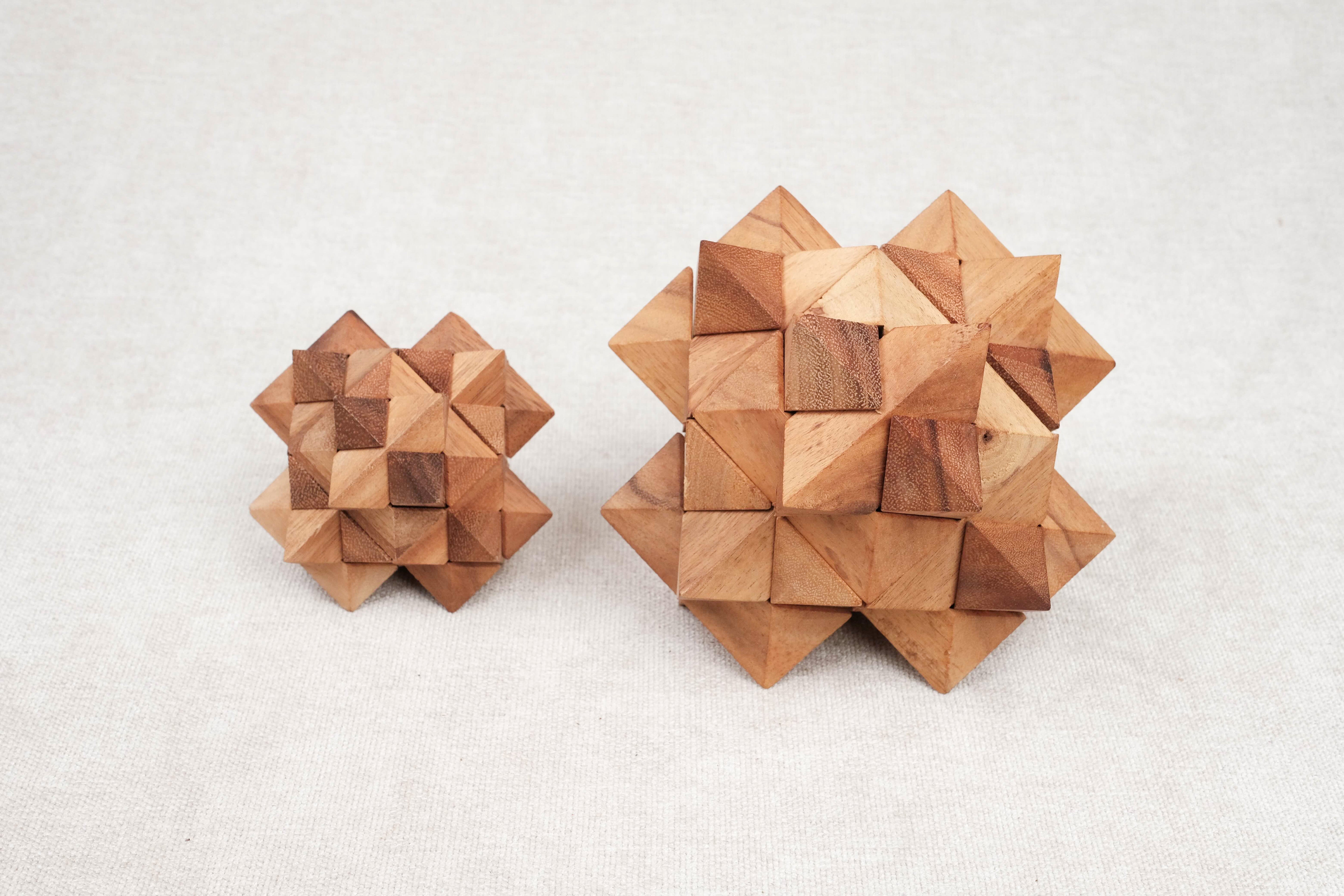 Détail du casse-tête en bois Antivirus M — assemblage précis en acacia.