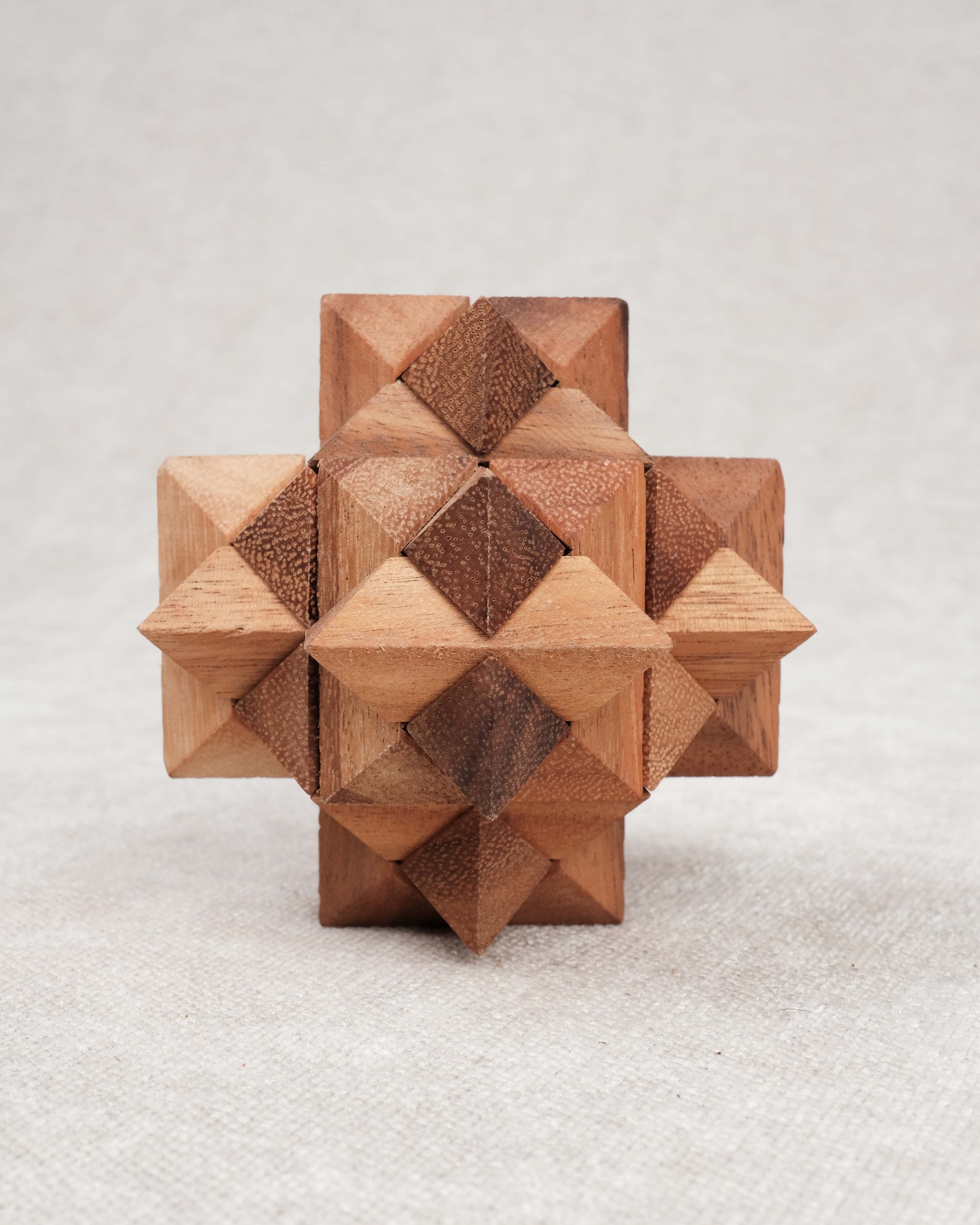 Casse-têtes Antivirus M et L côte à côte — versions compactes et grandes.