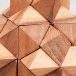 Gros plan sur les facettes du casse-tête Antivirus L en bois d’acacia.