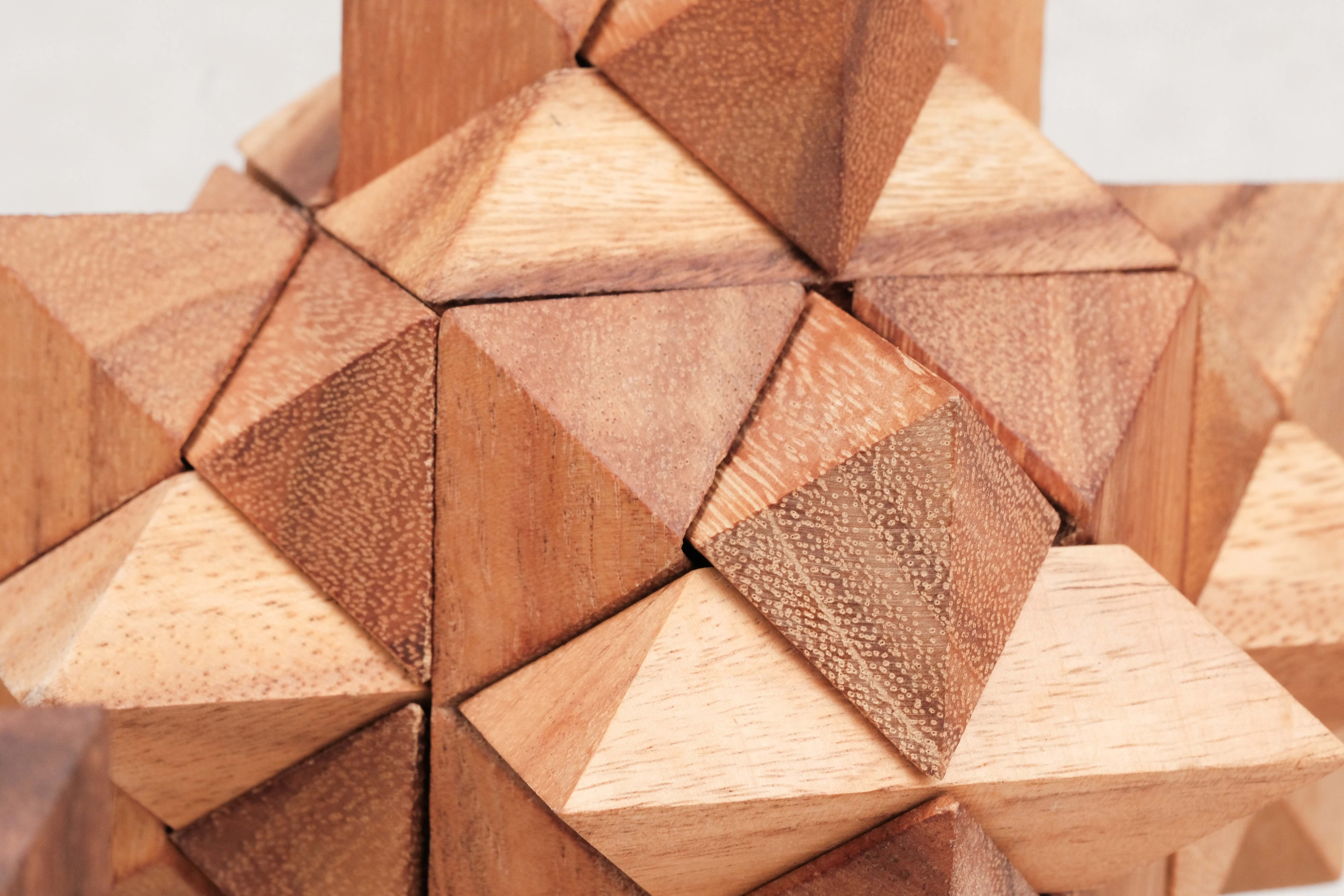 Gros plan sur les facettes du casse-tête Antivirus L en bois d’acacia.