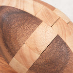 Zoom texture : Gros plan sur le Ballon de Rugby en bois avec détails des pièces ajustées.