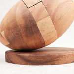 Vue latérale sur socle : Ballon de Rugby en bois monté sur son socle rond, modèle Deluxe.