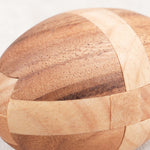 Zoom texture : Gros plan sur le Ballon de Rugby en bois montrant les détails des pièces imbriquées.