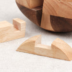 Vue pièces démontées : Pièces en bois du puzzle Ballon de Rugby prêtes à être assemblées.