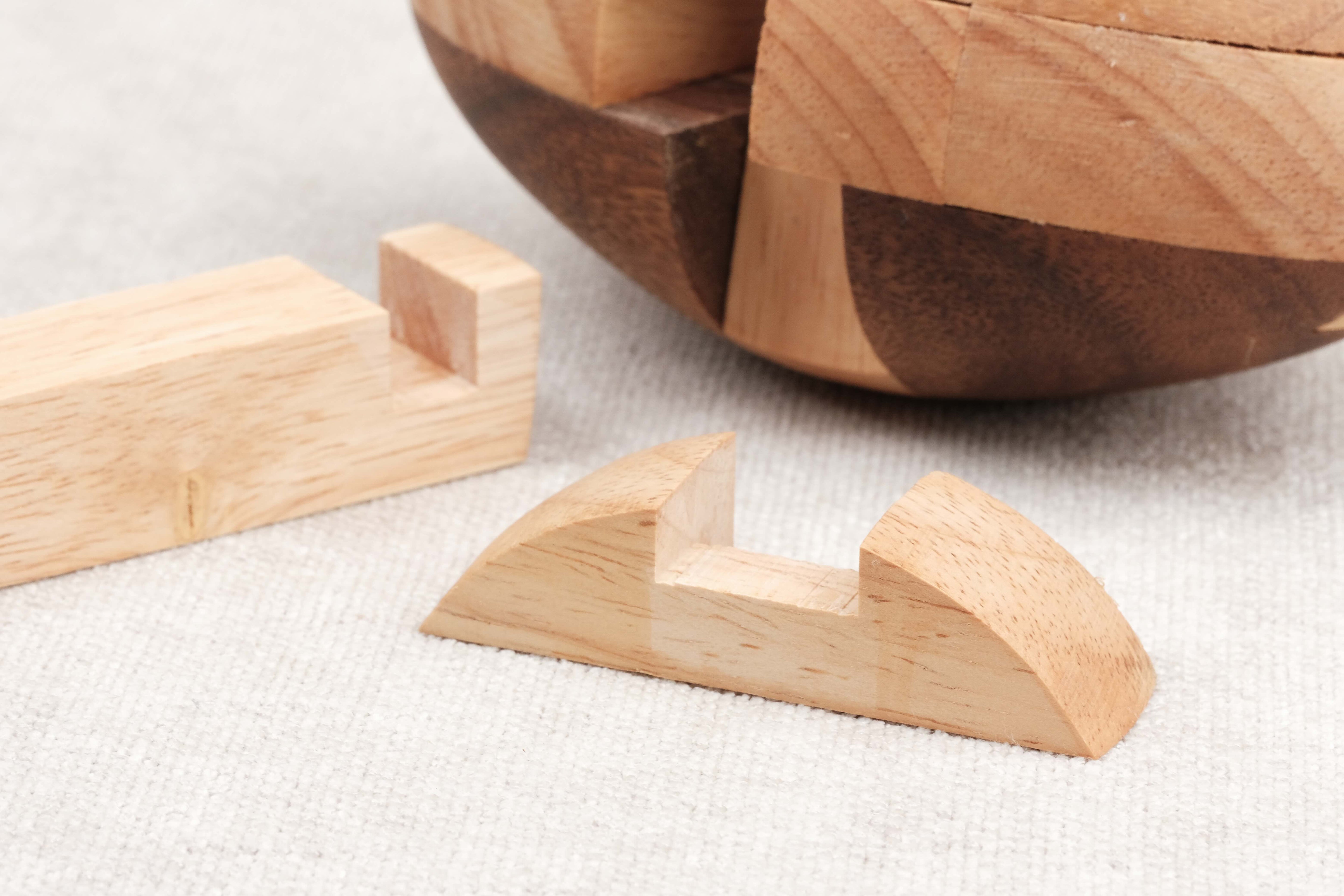 Vue pièces démontées : Pièces en bois du puzzle Ballon de Rugby prêtes à être assemblées.