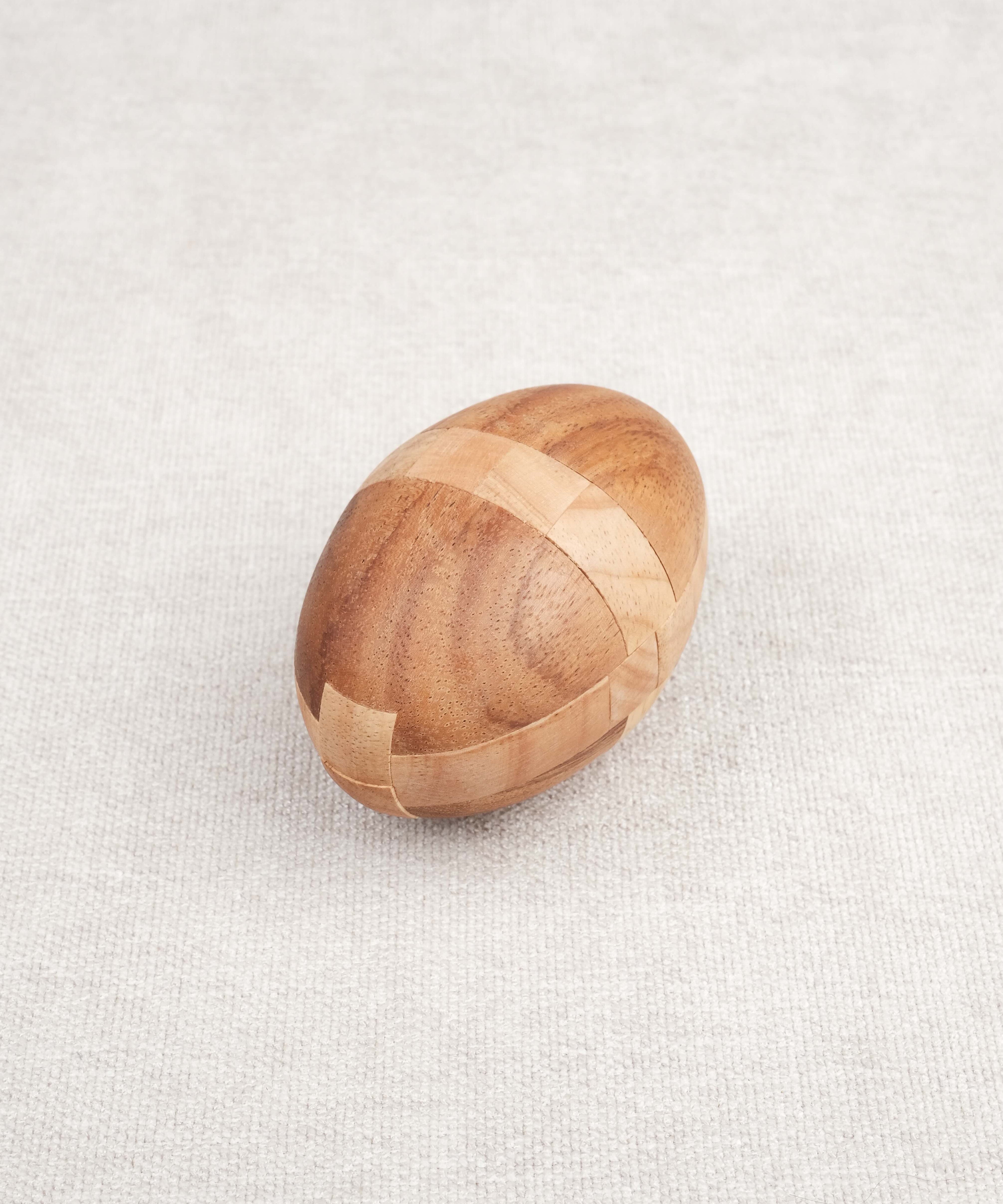 Vue principale : Casse-tête en bois Ballon de Rugby, modèle Deluxe taille M, à démonter et remonter.