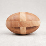 Vue latérale : Ballon de Rugby en bois taille M posé sans socle, modèle Deluxe.