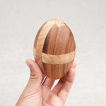 Prise en main : Ballon de Rugby en bois Deluxe tenu dans une main, format M.