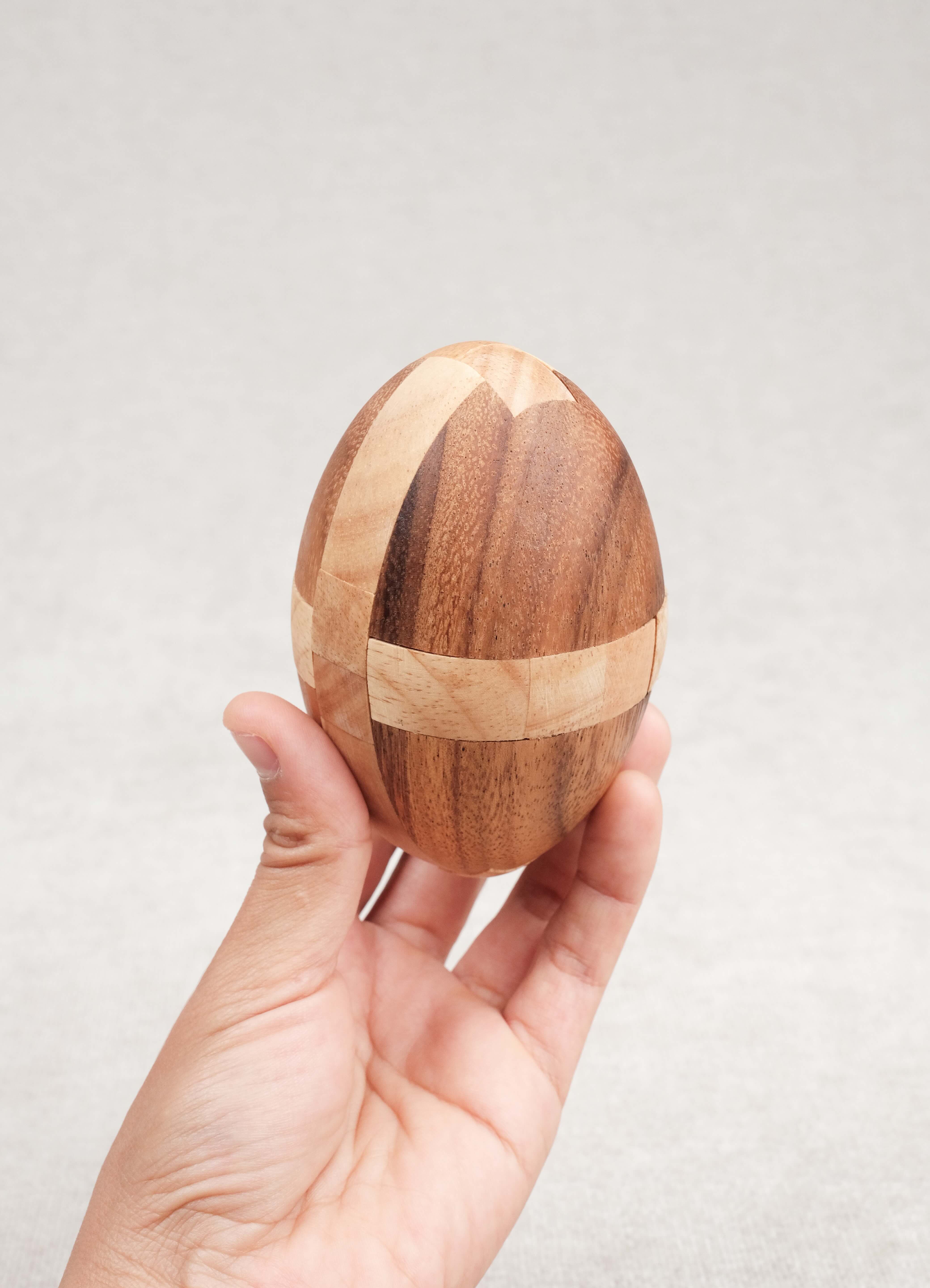 Prise en main : Ballon de Rugby en bois Deluxe tenu dans une main, format M.