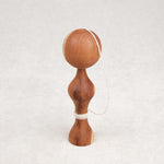 Bilboquet traditionnel en bois sur fond clair