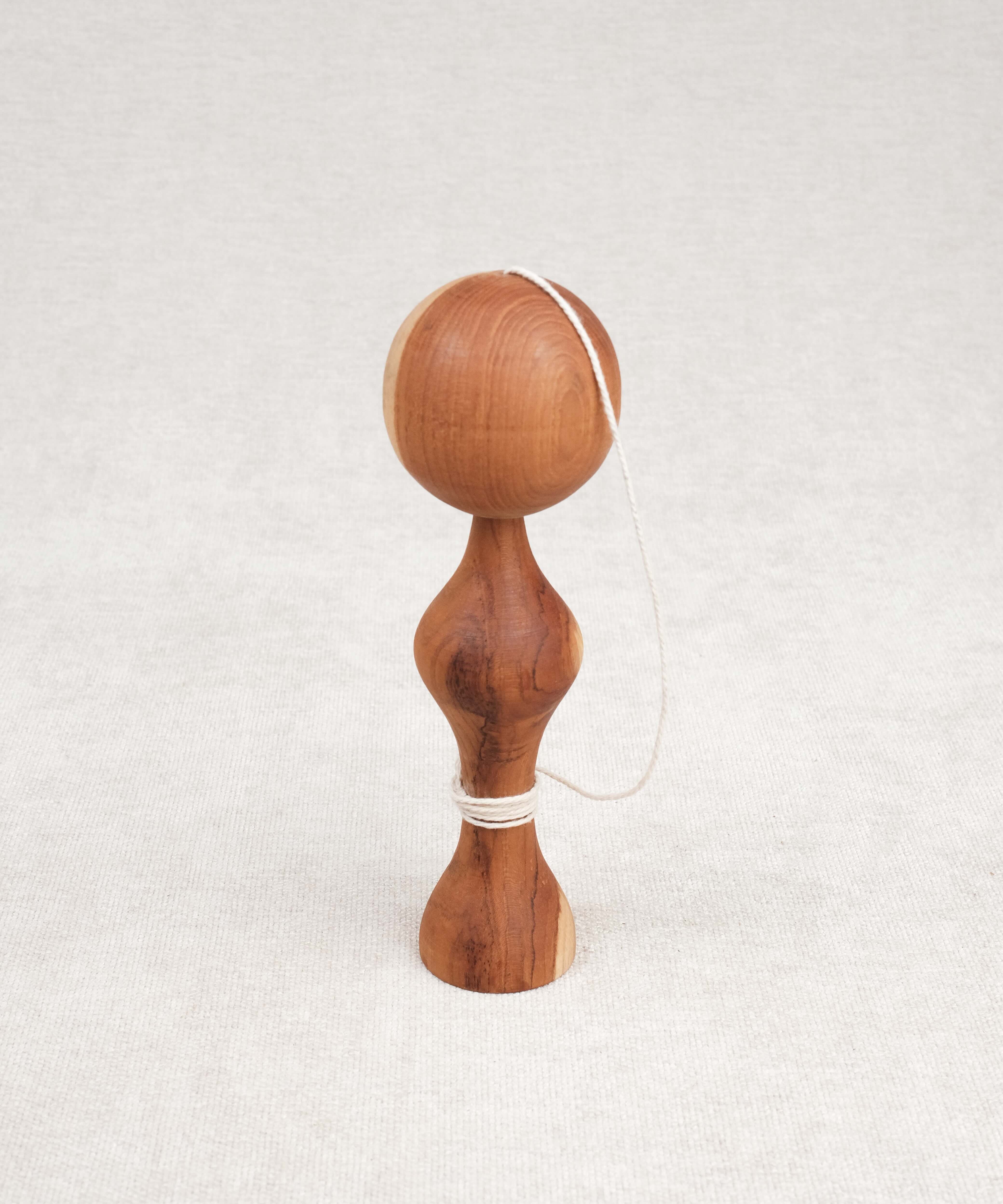 Bilboquet traditionnel en bois sur fond clair