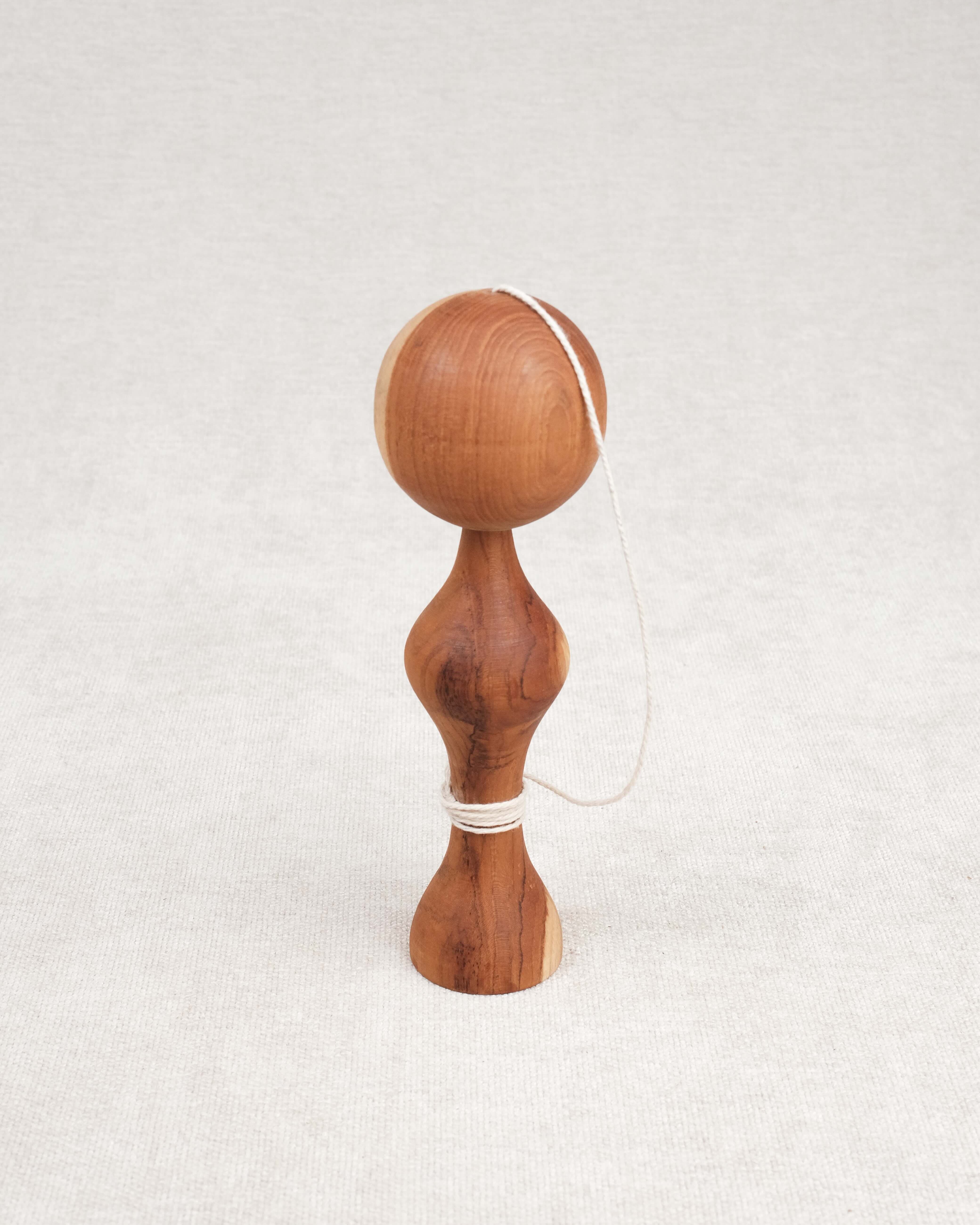 Bilboquet traditionnel en bois sur fond clair