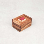 Casse-tête Mission Impossible en bois avec pièce rouge visible dans sa boîte.