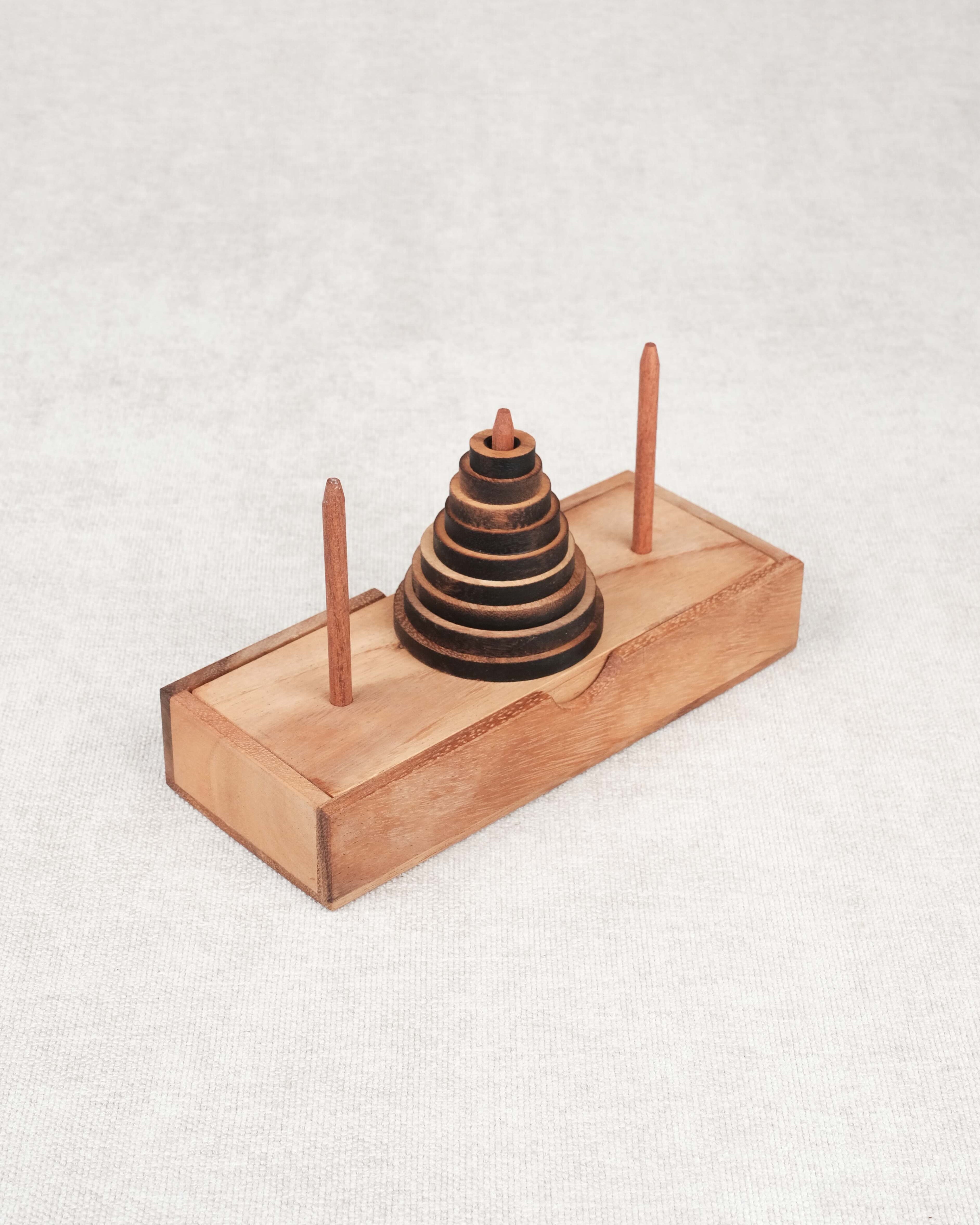 Casse-tête en bois La Tour de Hanoï monté sur son coffret – Jeux Faugère