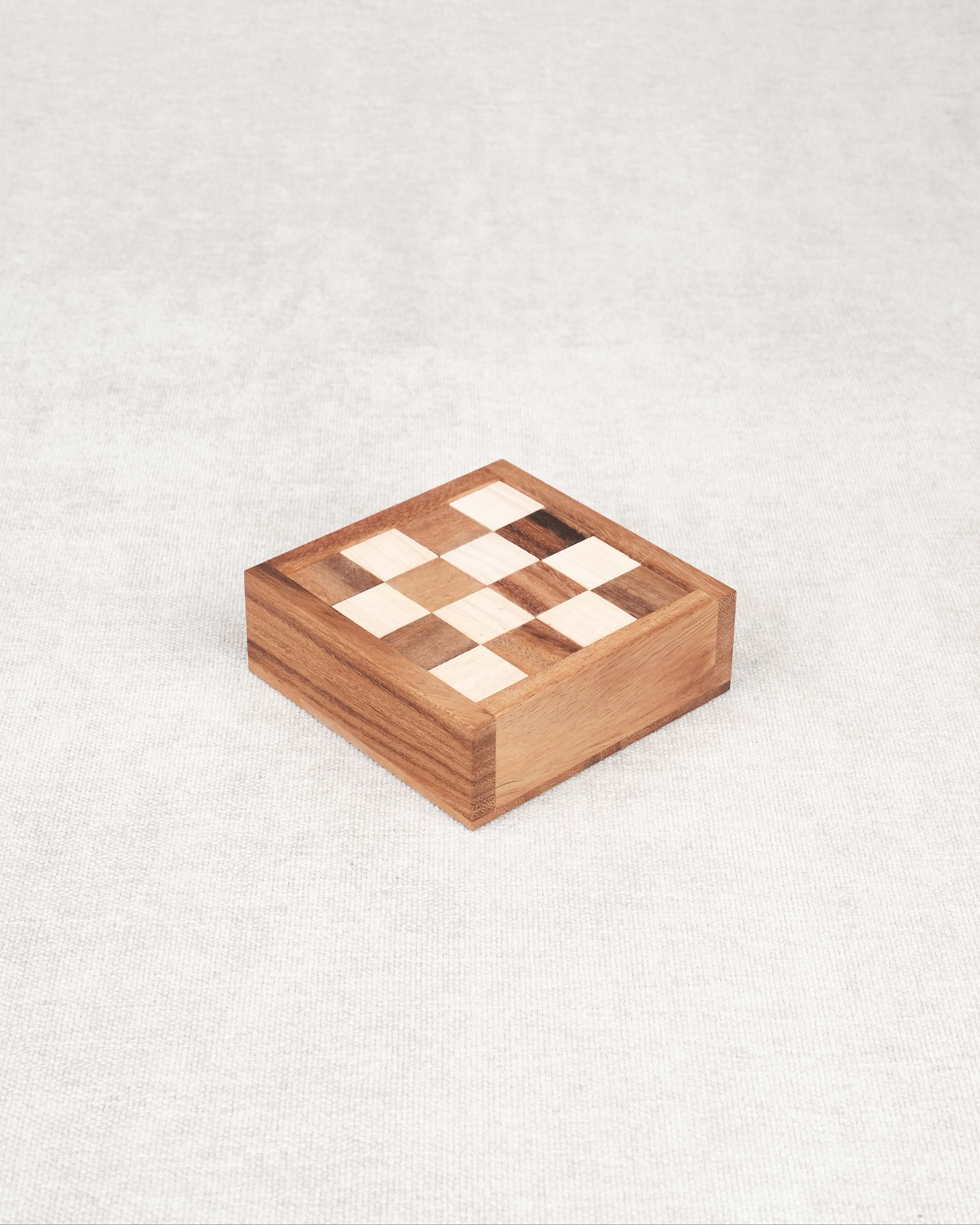 Casse-tête en bois Le Damier – coffret fermé avec damier bicolore